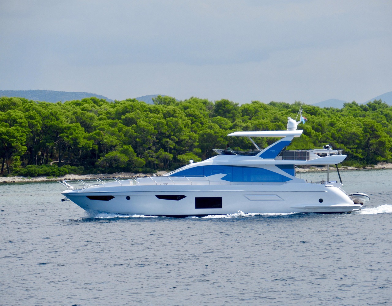 Bateau de luxe au port